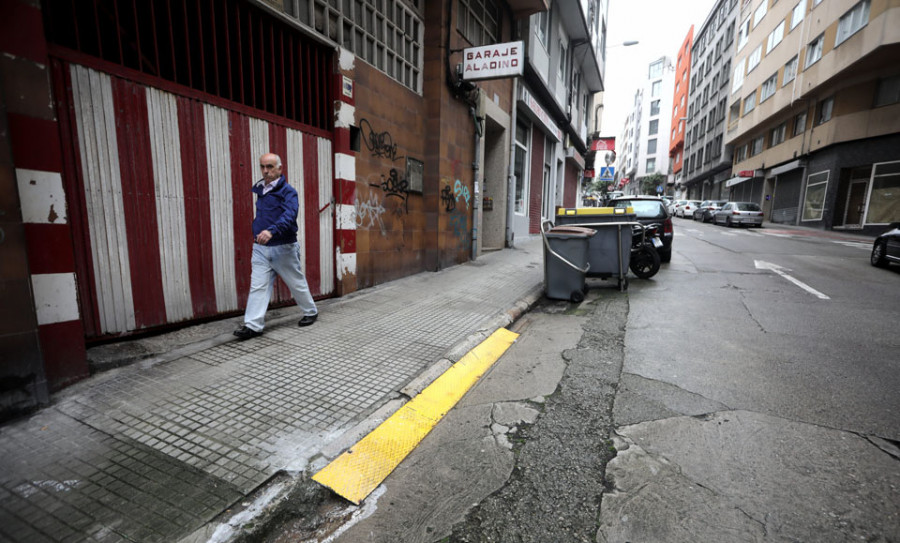 Los vecinos demandan la mejora del estado de la calle del Agra do Orzán