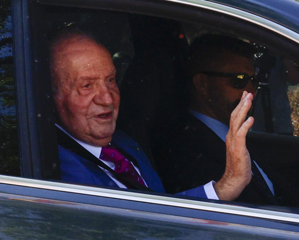 El rey Juan Carlos saluda a su llegada este lunes al Palacio de la Zarzuela de Madrid