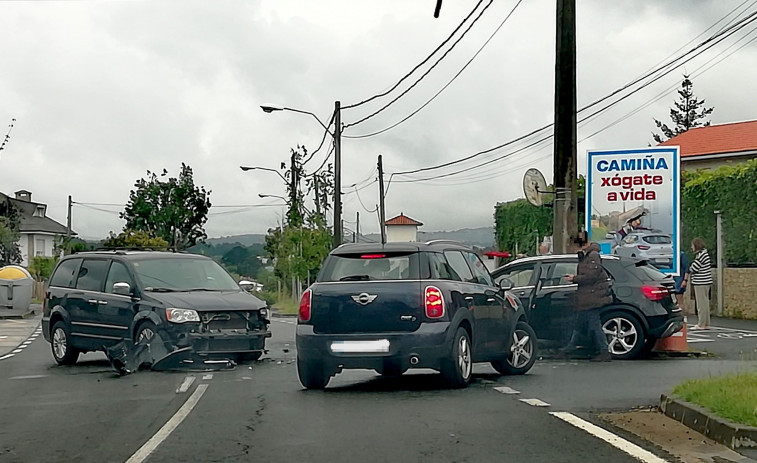 Herido un conductor tras chocar en el polémico cruce de O Couto