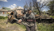 El regreso a la aldea en Ucrania aunque aún se sientan las bombas