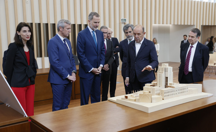 El rey Felipe se da un baño de masas en la inauguración de la Ciudad de la Justicia en Vigo