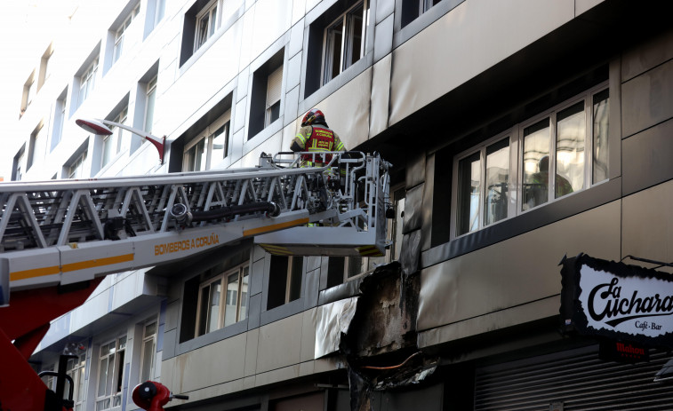 Los vecinos de un edificio en O Ventorillo lo evacúan por un incendio eléctrico