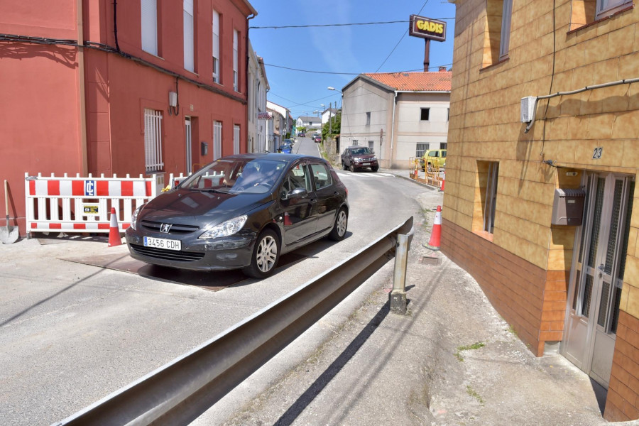 Unas obras dificultan el acceso de los vecinos a su casa en Elviña