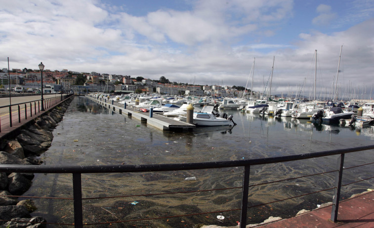 Remolcan al puerto de Sada una embarcación con un problema mecánico con cuatro tripulantes a bordo