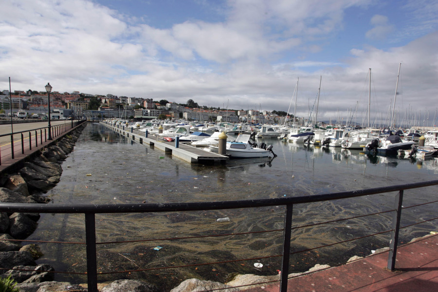 Remolcan al puerto de Sada una embarcación con un problema mecánico con cuatro tripulantes a bordo