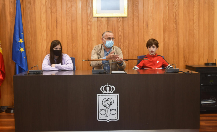 Los escolares de Cambre se acercan al día a día municipal participando en un pleno infantil