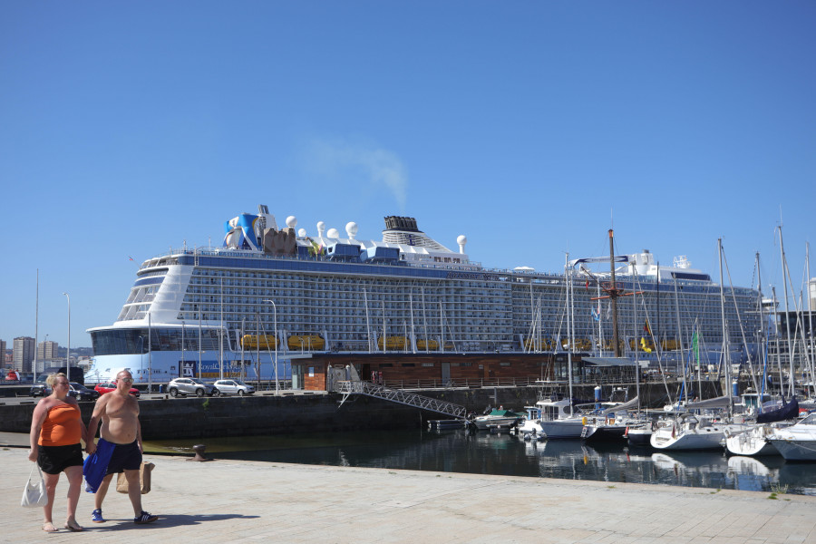 El puerto de A Coruña acoge al crucero más grande que ha atracado en la ciudad