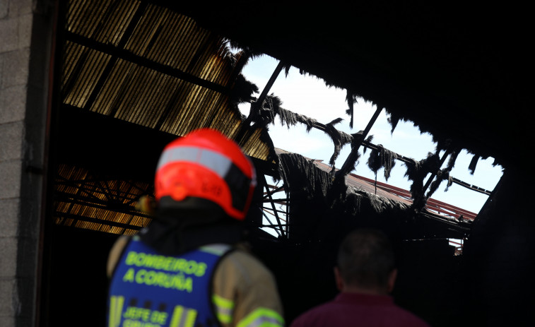 Los bomberos extinguen un tejado en llamas en una nave industrial de A Grela