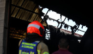 Los bomberos extinguen un tejado en llamas en una nave industrial de A Grela