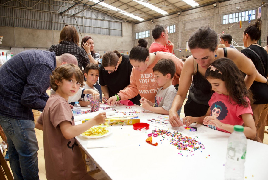 Cientos de familias participan en la feria solidaria del colegio Calasanz