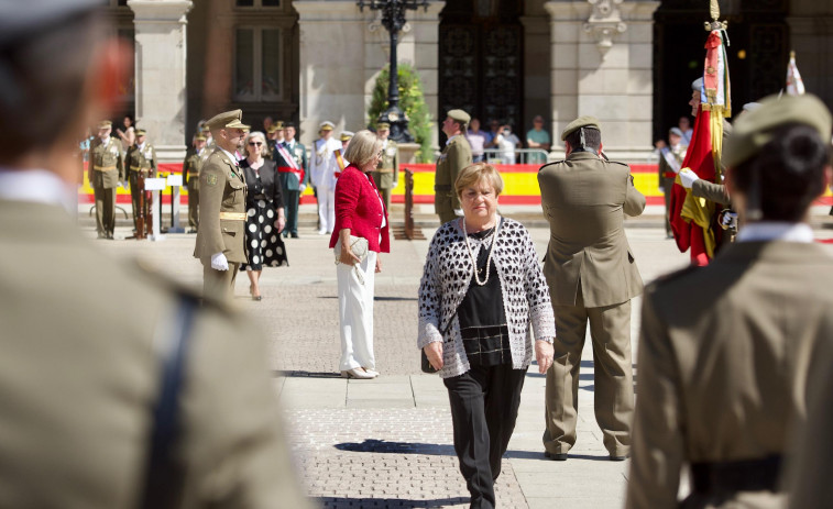 La jura de bandera engalana con los colores rojo y gualda la plaza de María Pita