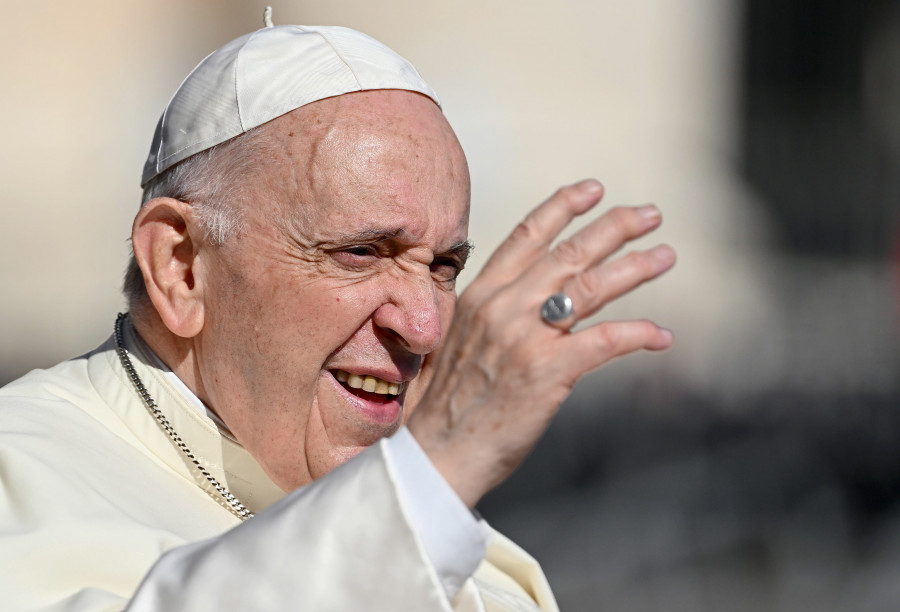El papa permanecerá ingresado en el hospital por problemas respiratorios