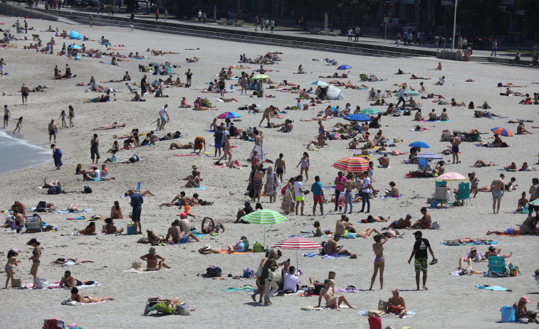 Los coruñeses despiden en la playa el primer fin de semana veraniego