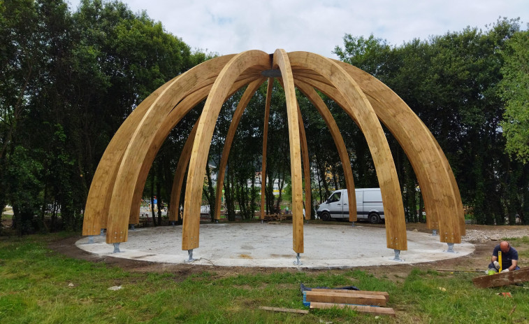 Arteixo instala una cúpula de madera en lo que será su parque más grande