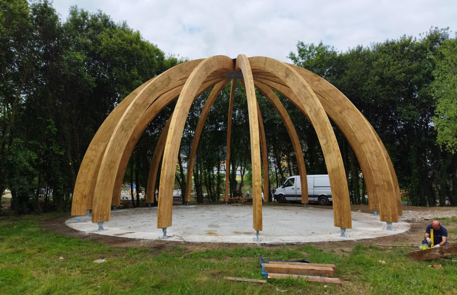 Arteixo instala una cúpula de madera en lo que será su parque más grande