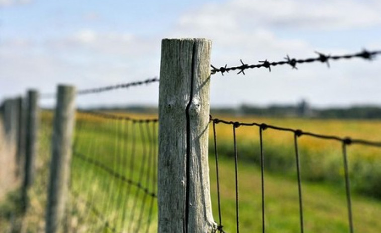 Rescatan a un vecino de Mondoñedo atrapado en un alambre de picos cuando atravesaba una zona de prados