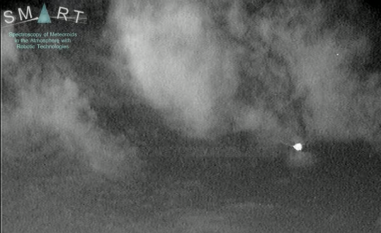 Captan desde la Casa de las Ciencias un fragmento del cometa Halley sobrevolando el cielo gallego