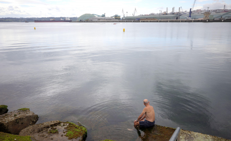 El muelle de O Parrote cuenta ya con boyas amarillas para acotar la nueva zona de  baño de este verano