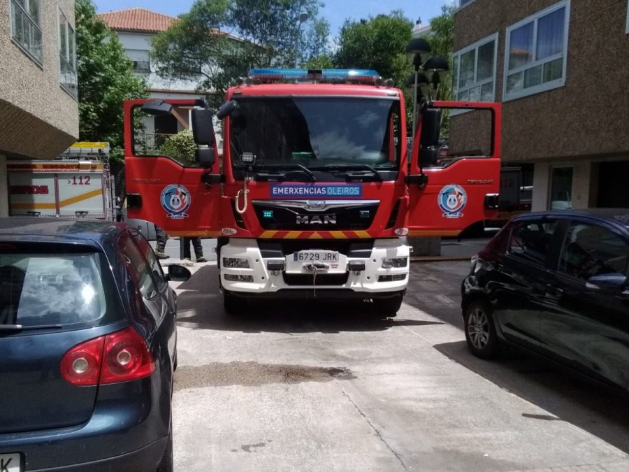 Los Bomberos salvan a dos gatos y a un conejo de un fuego en Oleiros