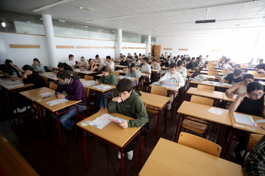 Casi 3.000 coruñeses calientan motores para la selectividad
