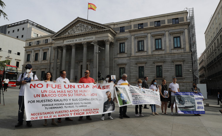 Familiares del Pitanxo se concentran frente al Congreso y reclaman a Sánchez una reunión para abordar la bajada al pecio