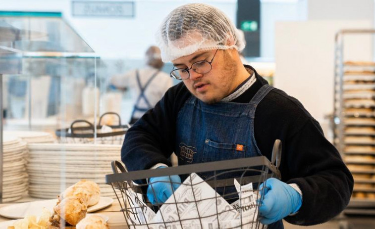 El bocadillo de calamares del Quiosco de Down Experience triunfa en el comedor de Zara Logística