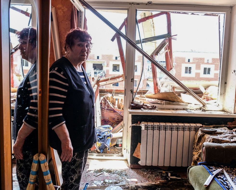 Una mujer, en su casa destrozada de Sloviansk Ucrania