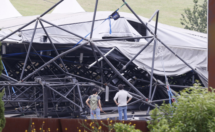 Tres operarios permanecen ingresados, uno de ellos en UCI, tras el derrumbe del escenario de O Son do Camiño