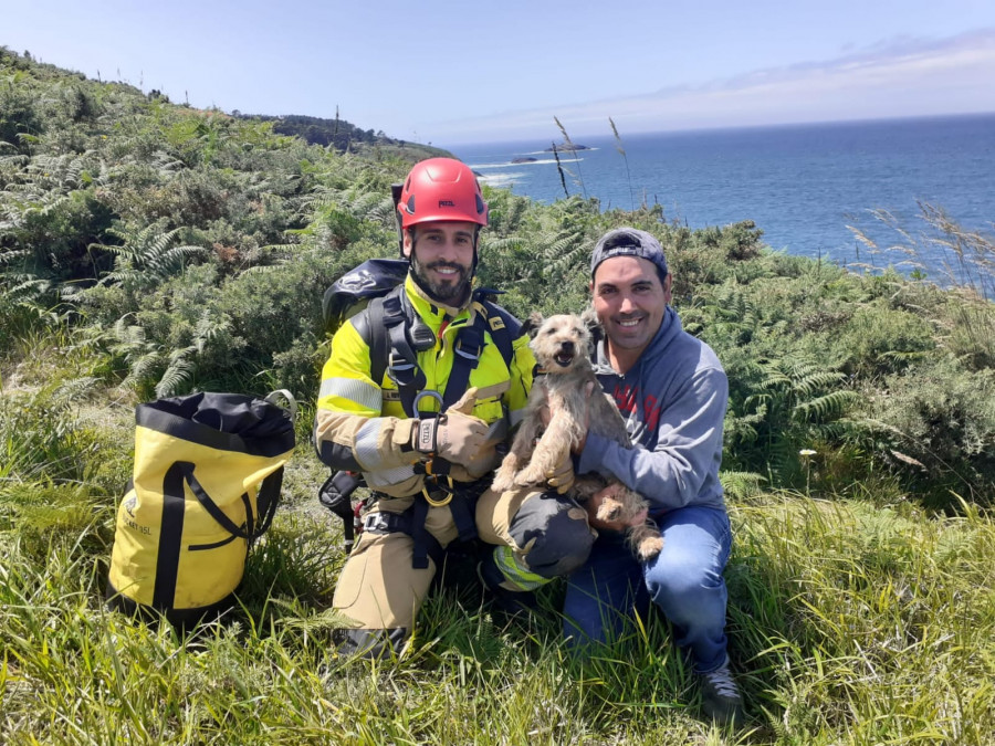 Emerxencias de Oleiros rescata un perro en los acantilados de Dexo