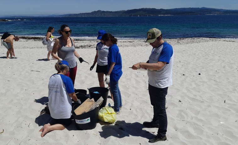 Voluntarios retiran más de 100 quilos de basura marina y flora invasora en las Islas Cíes