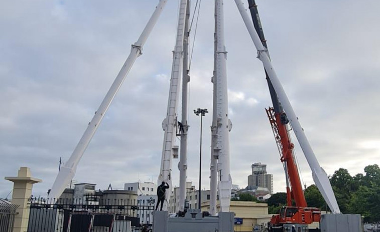 La noria gigante  del muelle de Batería estará montada  para finales de la semana próxima