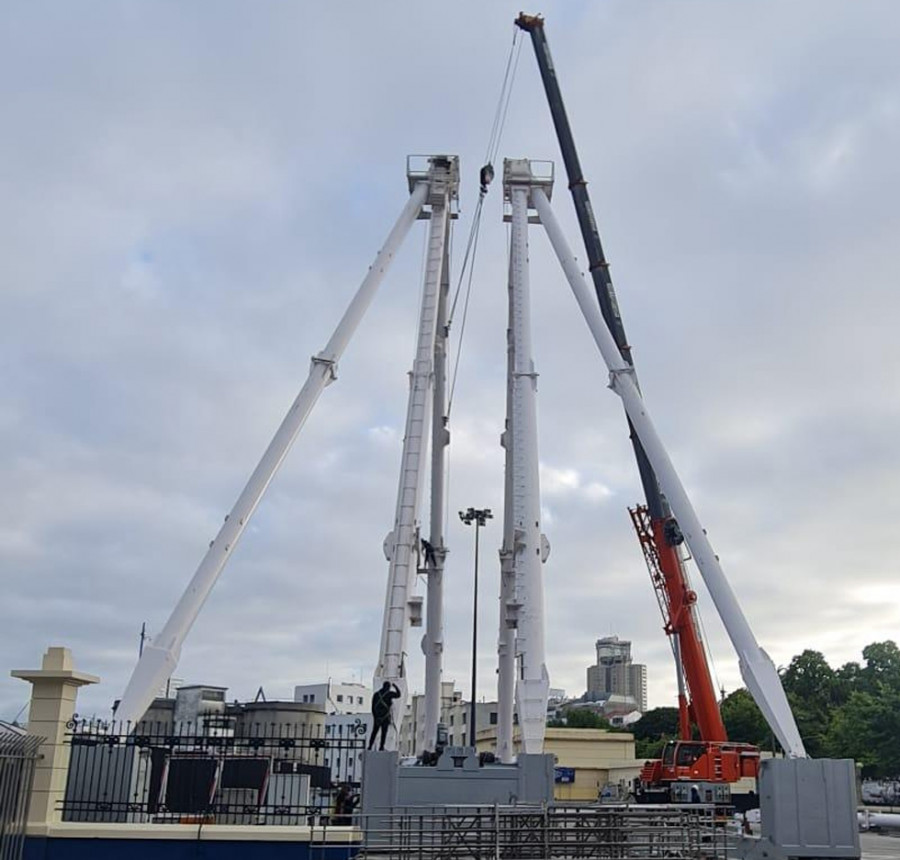 La noria gigante  del muelle de Batería estará montada  para finales de la semana próxima