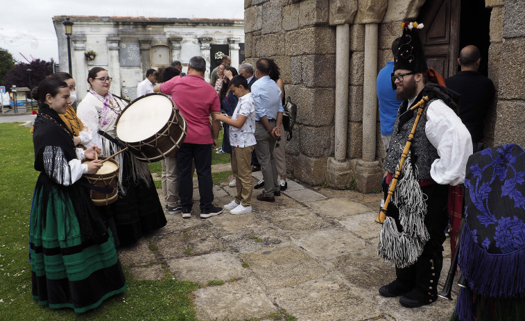 Los vecinos de Dexo celebran el San Antón con música, actividades y una churrascada