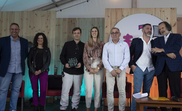 Carlos Penela recibe el Premio de Poesía Concello de Carral por su obra “Trono e Caléndula”