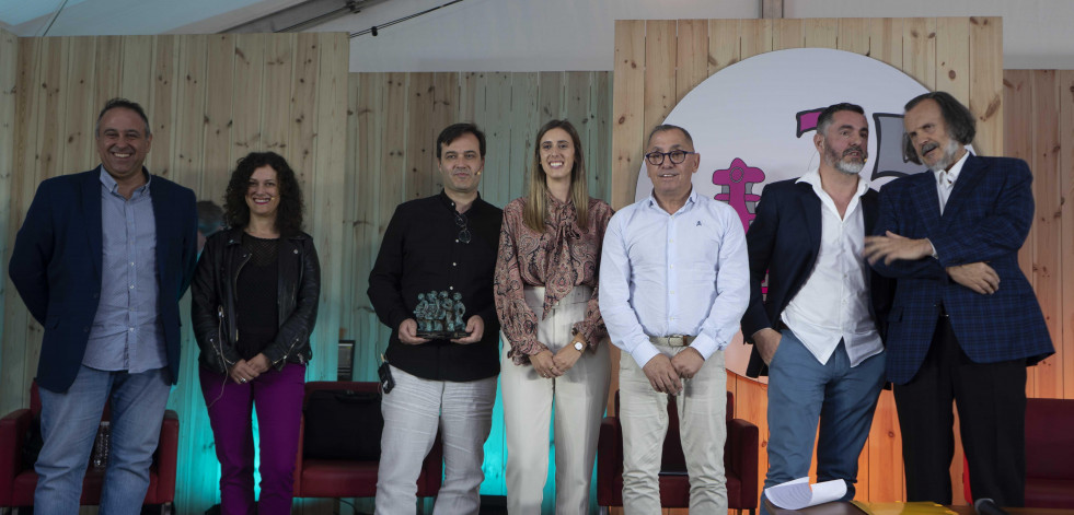 Carlos Penela recibe el Premio de Poesía Concello de Carral por su obra “Trono e Caléndula”