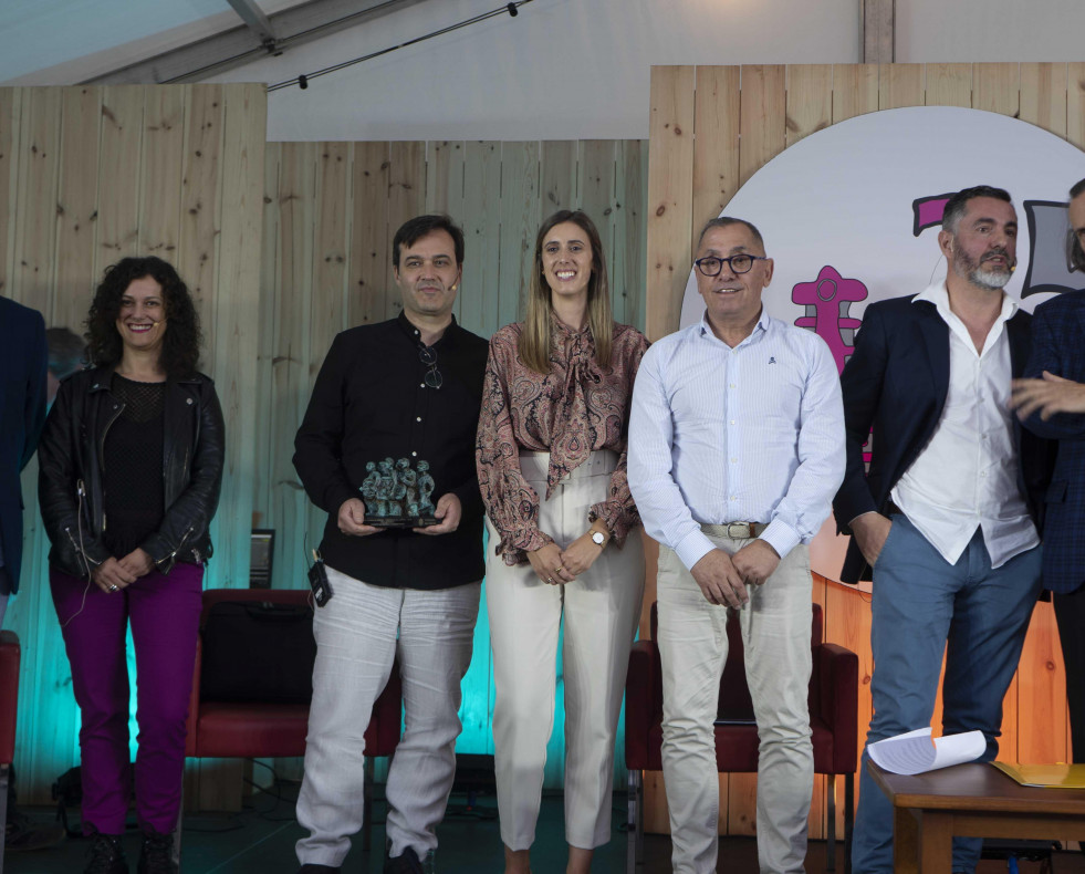 Carlos Penela recibe el Premio de Poesía Concello de Carral por Trono e Caléndula