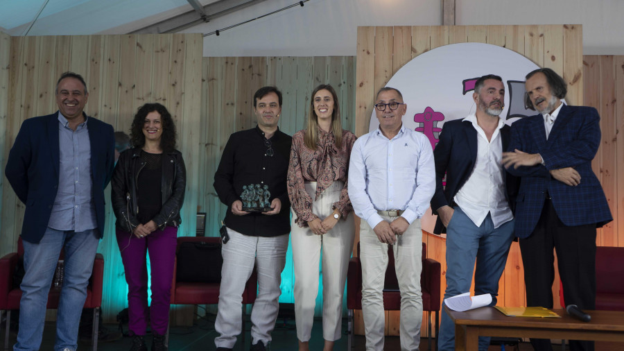 Carlos Penela recibe el Premio de Poesía Concello de Carral por su obra “Trono e Caléndula”