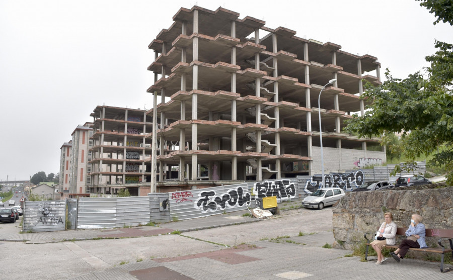 La avenida de Finisterre acoge el último gran “esqueleto” de la ciudad