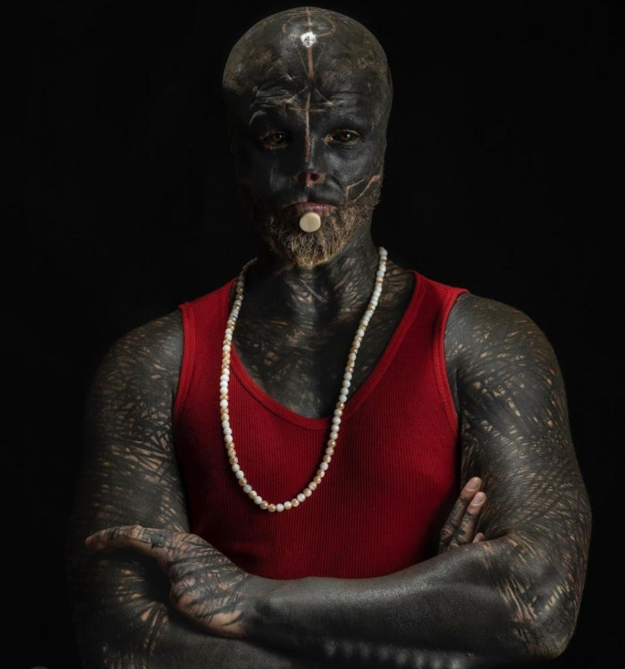 Black Alien, uno de los hombres más modificados del mundo, visita A Coruña