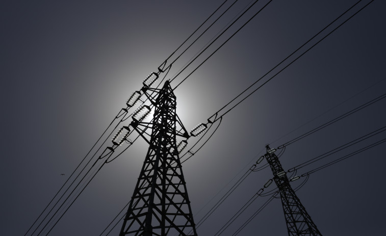 La electricidad baja un 23 % en el primer día con el tope al gas en vigor
