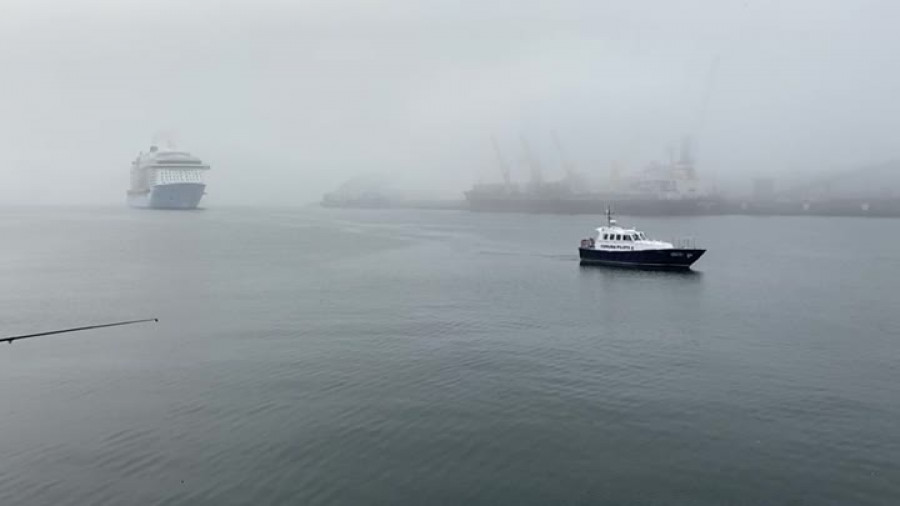 El crucero Anthem of the Seas hace su entrada en A Coruña entre la espesa niebla