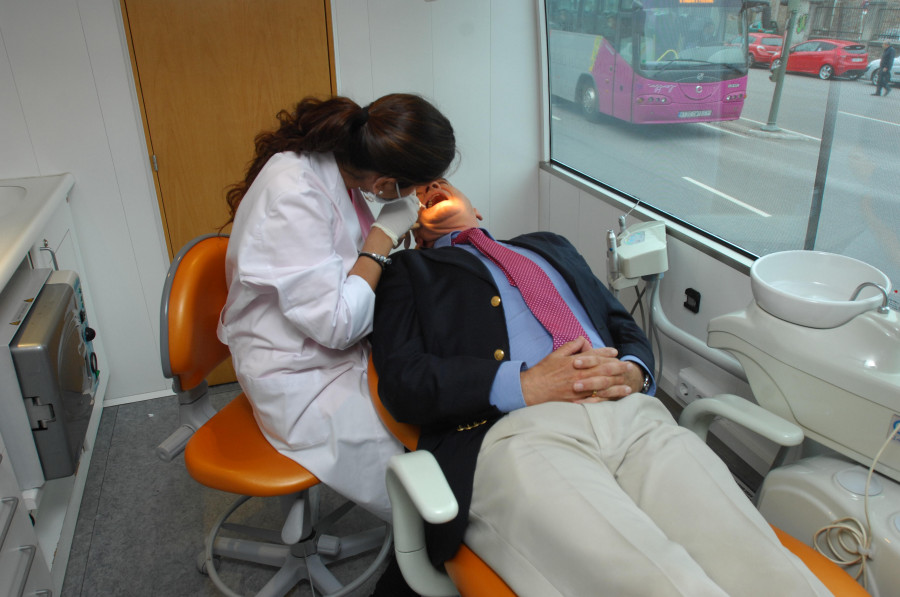 Los dentistas advierten de que las personas con diabetes son más propensas a padecer caries y enfermedad periodontal