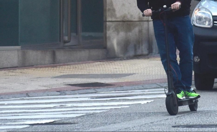 Denunciado por llevar en patinete eléctrico a su hijo de corta edad a un colegio en Oleiros