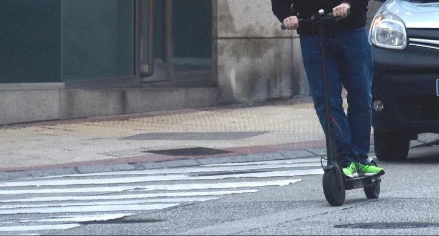 Denunciado por llevar en patinete eléctrico a su hijo de corta edad a un colegio en Oleiros