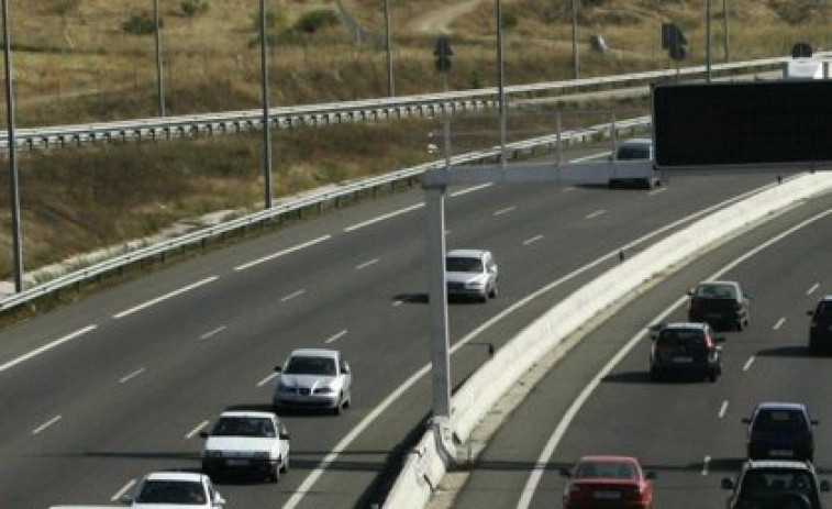 Muere un conductor al caerle encima otro coche cuando circulaba por la EX-A1