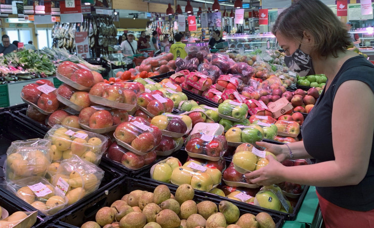 La fuerte subida de la fruta  de verano cambia la cesta  de la compra de los hogares