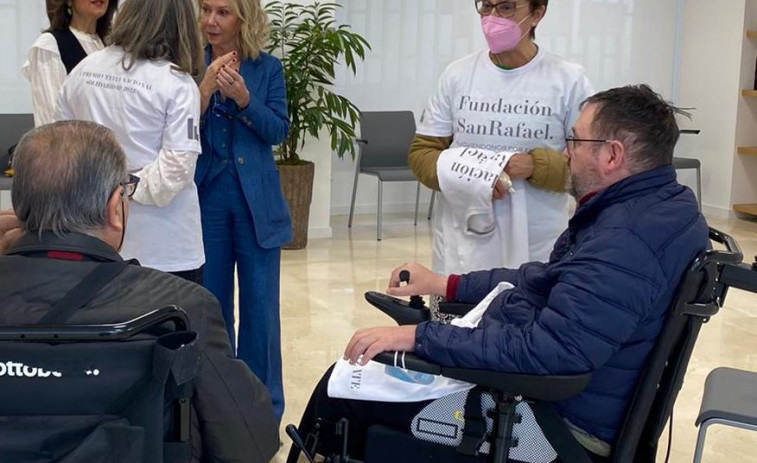 Moviéndonos por ellos, el banco sostenible de productos para pacientes de ELA de la Fundación San Rafael ya atiende a numerosas familias de A Coruña