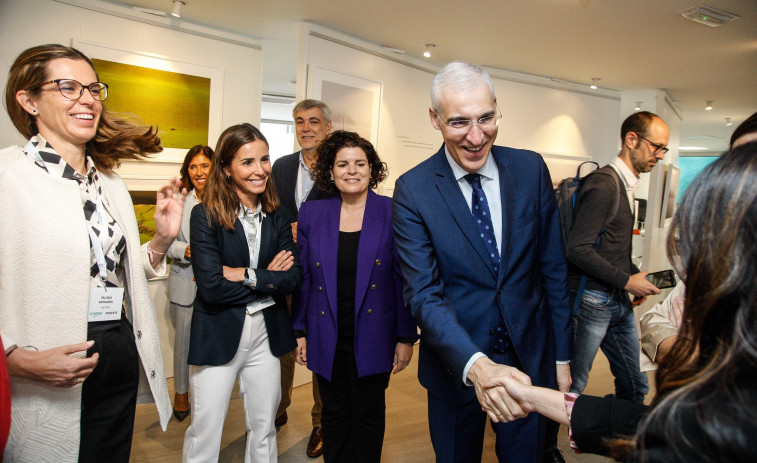 La subdelegada del Gobierno y el conselleiro  de Industria visitan la Asociación del Hidrógeno