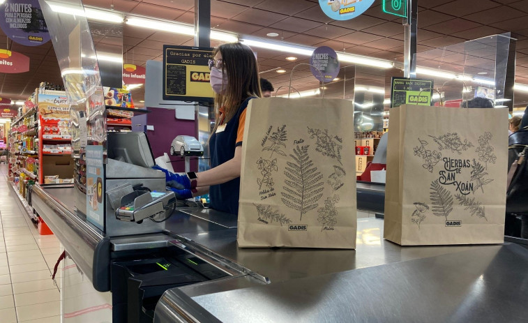 Gadis ofrece bolsas de papel reciclado con  el diseño de las siete hierbas de San Juan