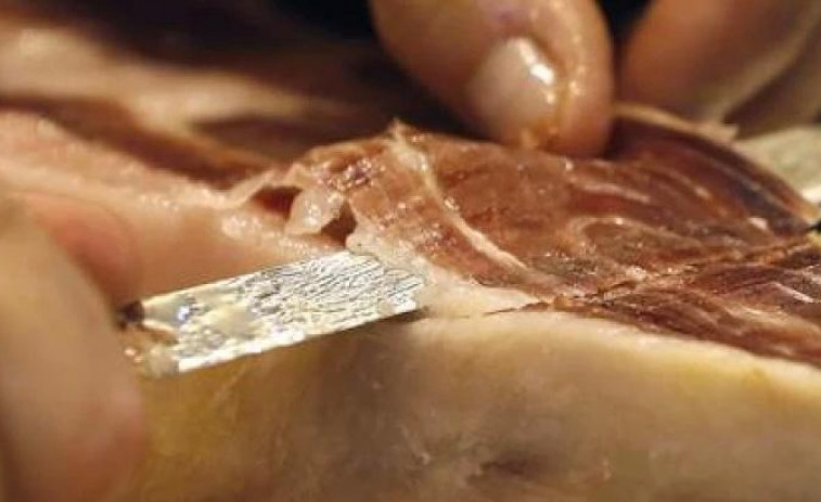 ​La alta cocina húngara toma nota de los maestros jamoneros en España